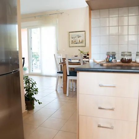 Solari Hill Maisonette Two Private Parking Apartment
